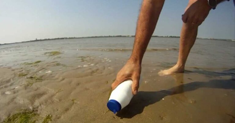 Έριξε αλάτι στην παραλία και δείτε τι παράξενο συνέβη!