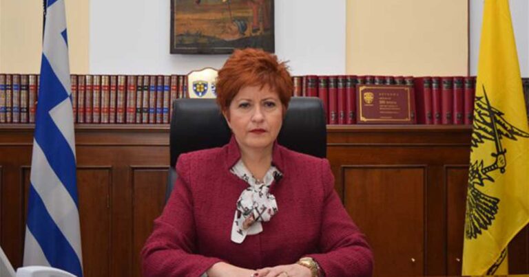 Υφυπουργός Μαρία Κόλλια-Τσαρουχά: “Να μειωθούν 50% μισθοί και επιδόματα και άλλα προνόμια των βουλευτών”