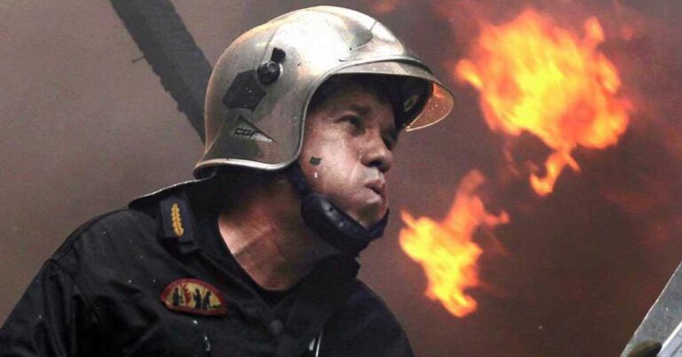 H συγκλονιστική εικόνα του Έλληνα πυροσβέστη μέσα στις φλόγες!