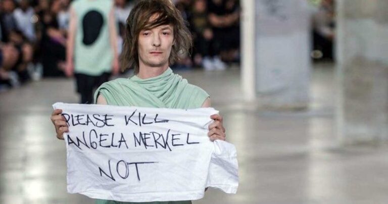 Διαμαρτυρία στην πασαρέλα: “Παρακαλώ, σκοτώστε την Άνγκελα Μέρκελ”