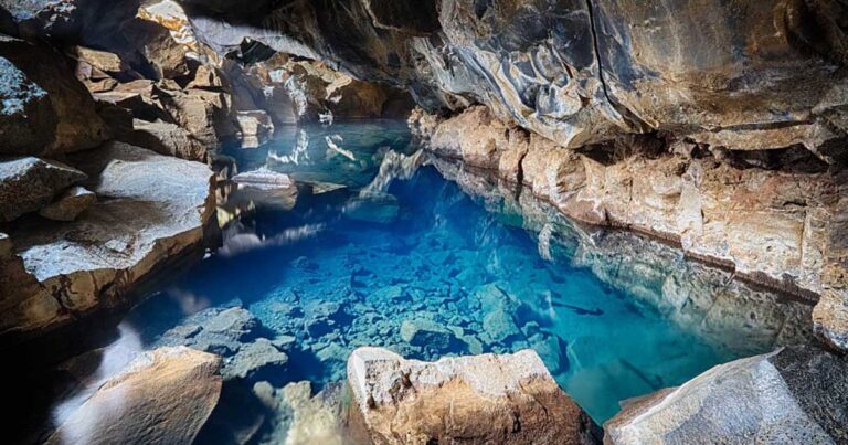 Εκπληκτικής ομορφιάς γαλάζια λίμνη σε σπηλιά!