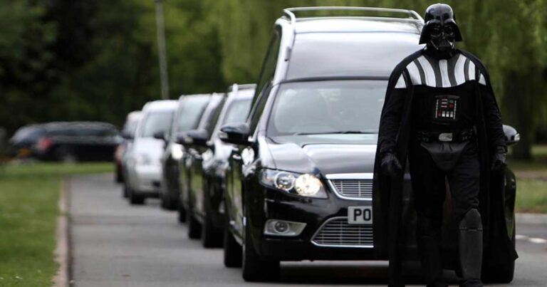 Μόνο στις ΗΠΑ: Ο Νταρθ Βέιντερ από τον «Πόλεμο τον Αστρων» πήγε σε κηδεία!