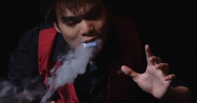 Εκπληκτικά ταλαντούχος μάγος, παγώνει το κοινό με μαγικό τρικ.