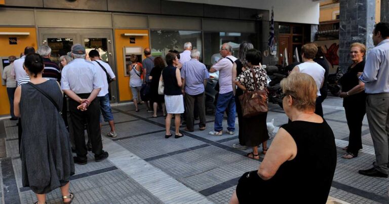 Γαλλική Le Monde: Yποδειγματική ηρεμία των Ελλήνων στις ουρές των ATM