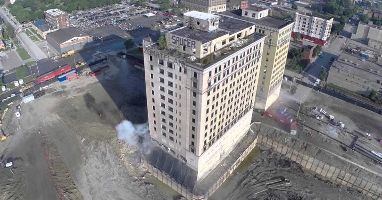 H κατεδάφιση ενός παλαιού κτιρίου μέσα από τα “μάτια” ενός Drone