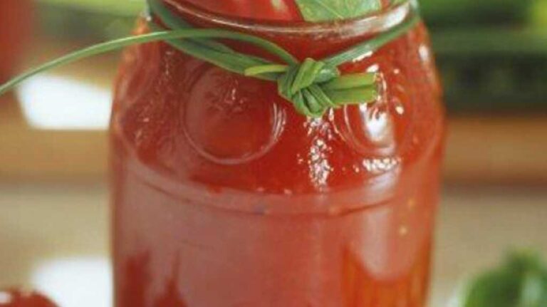 Υπέροχη σπιτική σάλτσα ντομάτας με μεσογειακά μυρωδικά