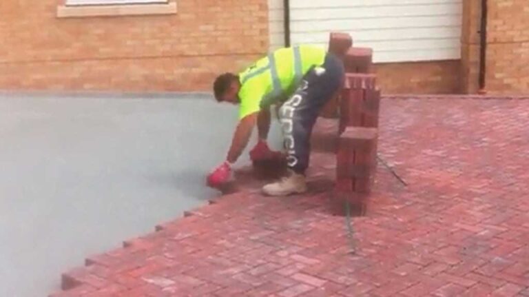 Άντρας τοποθετεί τούβλα στο έδαφος με έναν πολύ γρήγορο τρόπο!