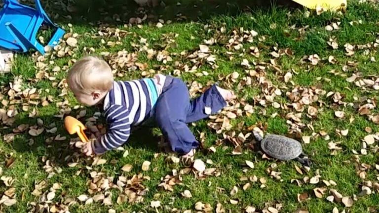 To πιο χαριτωμένο κυνηγητό! Αυτό το μωράκι τρέχει να ξεφύγει από…