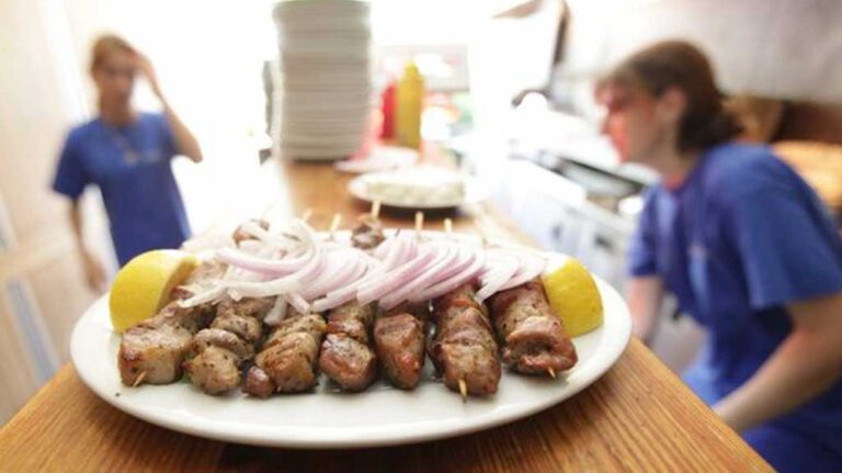 Τα τρέλα του νέου ΦΠΑ: Με 13% το χοιρινό σουβλάκι, με 23% αν είναι αλατισμένο!