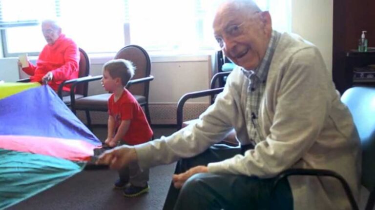 Πήγαν μαθητές νηπιαγωγείου σε γηροκομείο για να βοηθούν ηλικιωμένους και να τους δίνουν χαρά!