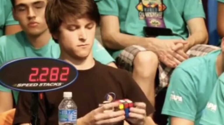 Νεό ρεκόρ: Έλυσε το κύβο του Ρούμπικ σε 5,695 δευτερόλεπτα