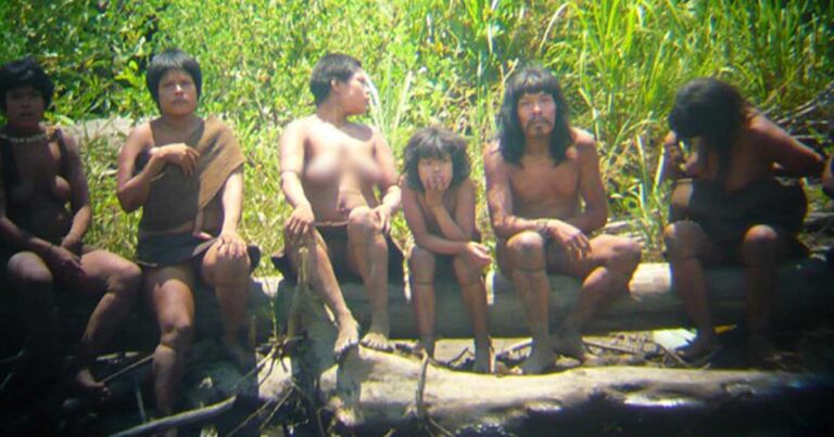 Σπάνιες φωτογραφίες από την «χαμένη» φυλή του Αμαζονίου που ζει εδώ και 600 χρόνια, χωρίς καμία επαφή με τον έξω κόσμο!