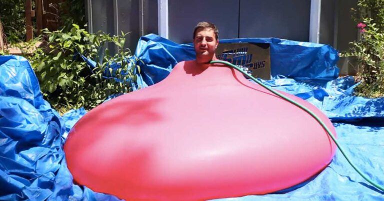 Γέμισαν ένα τεράστιο μπαλόνι με νερό και ένας από αυτούς μπήκε μέσα. Η συνέχεια; Εκρηκτική…