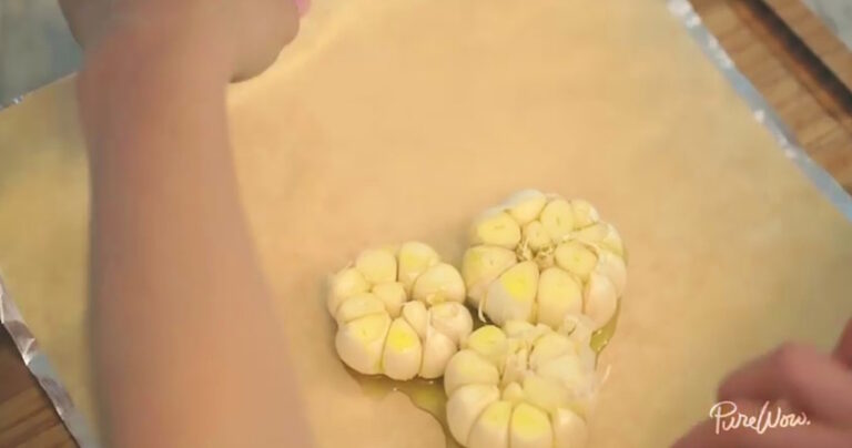 Τυλίγει ολόκληρες σκελίδες σκόρδο σε αλουμινόχαρτο και τις βάζει στο φούρνο. Δείτε το αποτέλεσμα!