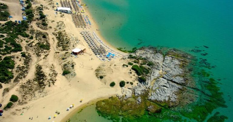 Η παραδεισένια παραλία της Καβάλας που κερδίζει τον επισκέπτη με την πρώτη ματιά