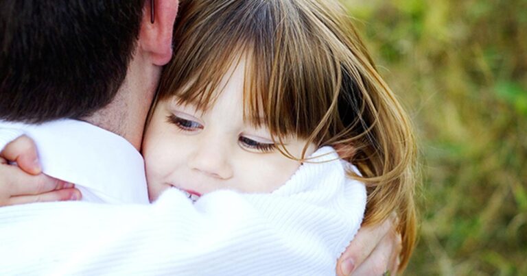 Πάρτε τα παιδιά σας αγκαλιά! Η σημασία της αγκαλιάς για το βρέφος και το παιδί.