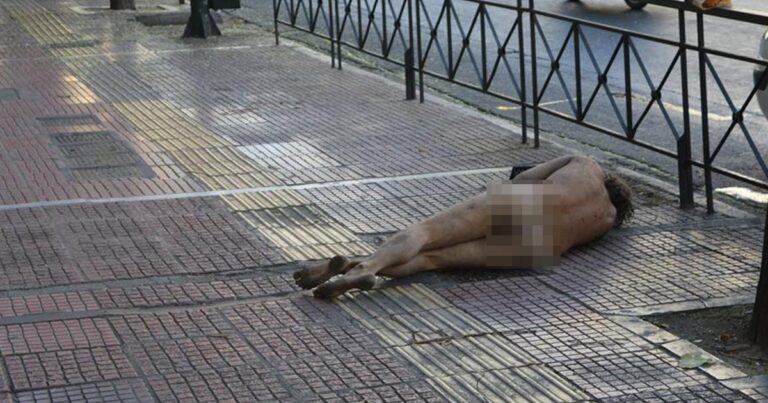 Η φωτογραφία άστεγου από το κέντρο της Αθήνας που σοκάρει και κάνει το γύρο του κόσμου…