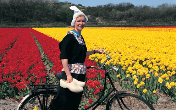 25089_fullimage_flower-field-woman_1073_560x350