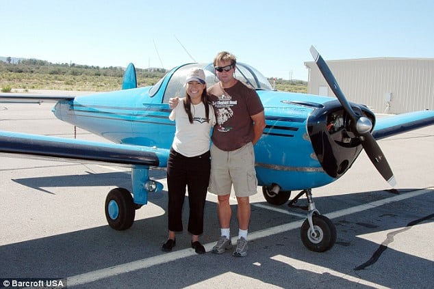 2A13F19D00000578-3143119-Looking_up_Jessica_poses_with_flight_instructor_Parrish_Traweek_-a-129_1435580438536