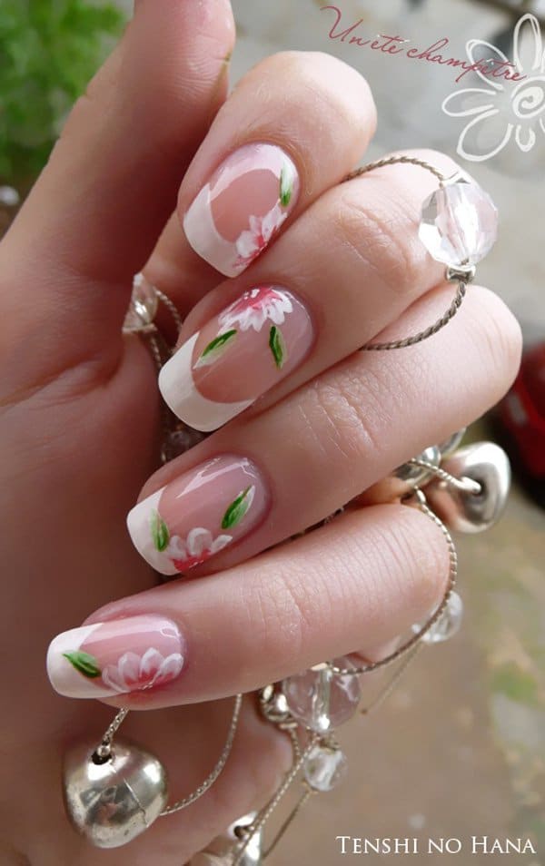 30-French-manicure-flower-design