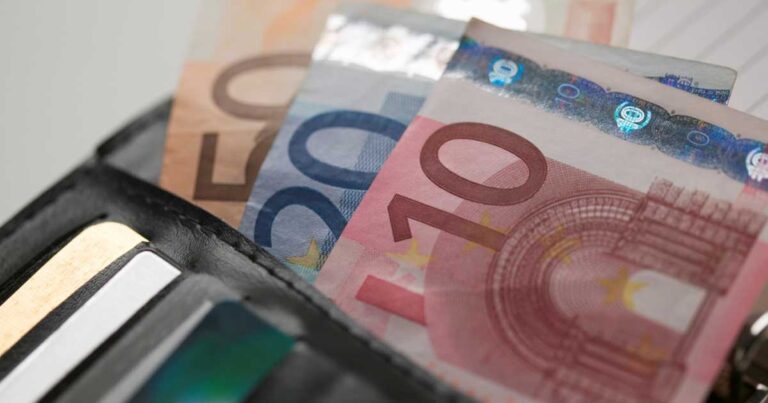 Απίστευτο: Έπαιρναν 15 μισθούς από 7.000 το μήνα και μαζί με επίδομα κυλικείου!