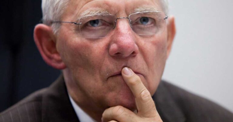 Spiegel: Ο Σόιμπλε ετοιμάζει φόρο για όλη την ευρωζώνη