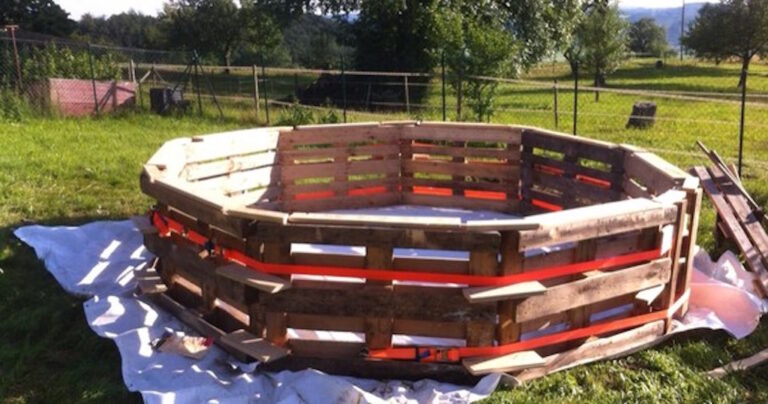 Έφτιαξε πραγματική πισίνα στην αυλή του χρησιμοποιώντας παλέτες!