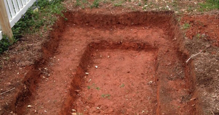 Έφτιαξε μόνος του τεχνητή λίμνη στον κήπο του σπιτιού του!