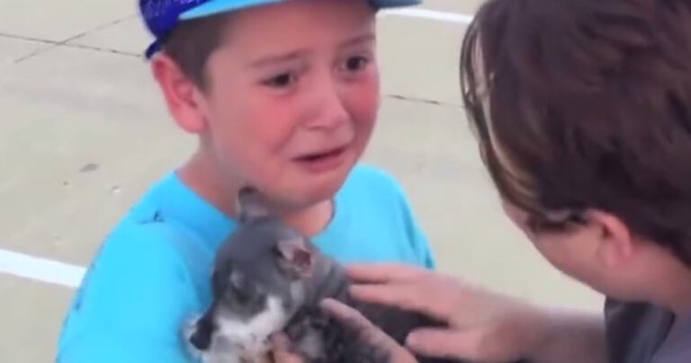 Ξέσπασε σε κλάματα όταν είδε την έκπληξη που του είχαν ετοιμάσει οι γονείς του!