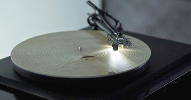 Αυτό το πικάπ δεν διαβάζει μόνο δίσκους βινυλίου! Θα μείνετε με το στόμα ανοιχτό!