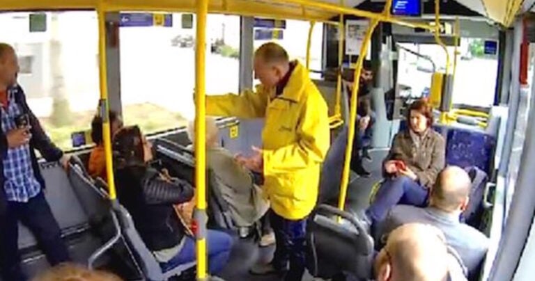 Στρατιώτης αποδεικνύει στην τυφλή γυναίκα του πως θα είναι πάντα δίπλα της με αυτήν την υπέροχη πράξη!