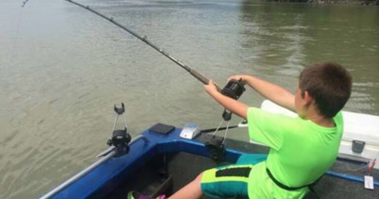 Η απίθανη ψαριά ενός 9χρονου που έκανε περήφανο τον πατέρα του