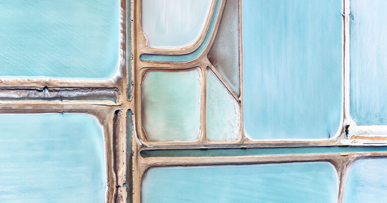 Οι αλυκές που μοιάζουν με σουρεαλιστικούς πίνακες ζωγραφικής!