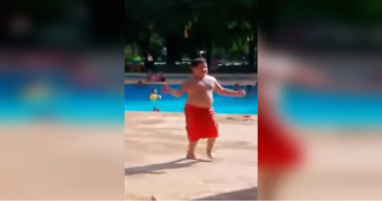 Το αγόρι με το κόκκινο μαγιό βγαίνει από την πισίνα! Δείτε τι γίνεται όταν αρχίζει η μουσική!