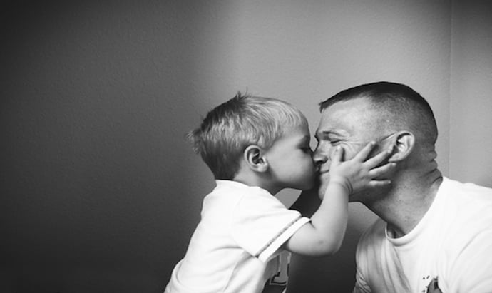 dad.son-kiss