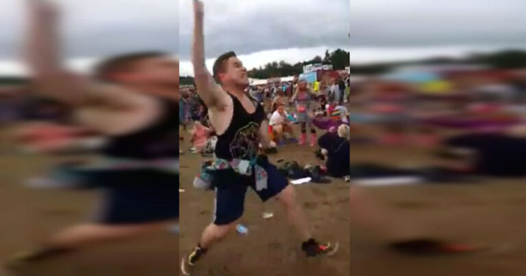 Ο άνδρας σηκώνεται και αρχίζει να χορεύει το “Uptown Funk” στο φεστιβάλ. Το πλήθος ξετρελαίνεται!