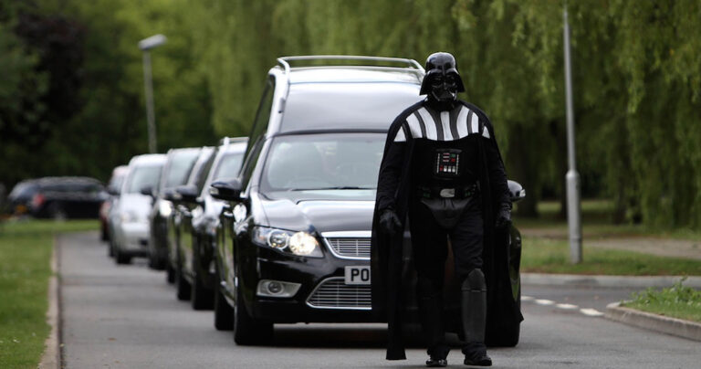 O Darth Vader παρευρέθη στην κηδεία μιας ιδιαίτερης γυναίκας