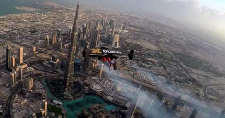 Πετώντας πάνω από το Dubai με ένα… Jetpack!