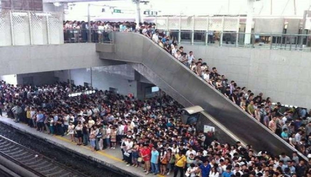 Загруженность метрополитена. Китайское метро в час пик. Метро в Китае в час пик. Самое Загруженное метро в мире. Фото китайский метрополитен в час пик.
