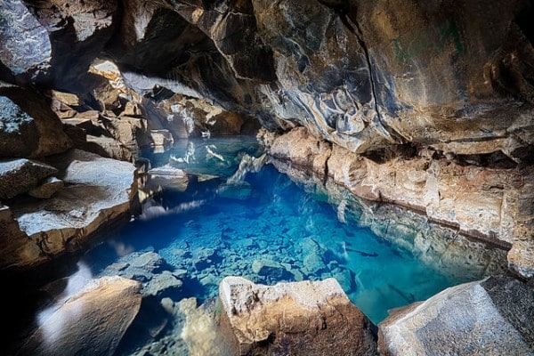 tilestwra.com -  Εκπληκτικής ομορφιάς γαλάζια λίμνη σε σπηλιά!