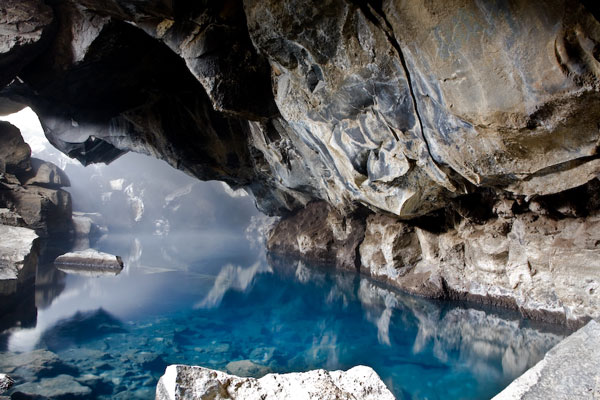 tilestwra.com -  Εκπληκτικής ομορφιάς γαλάζια λίμνη σε σπηλιά!