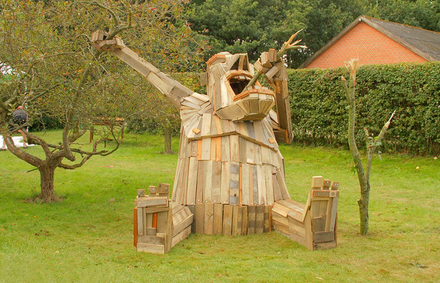 I-create-giant-sculptures-from-scrap-wood-__880
