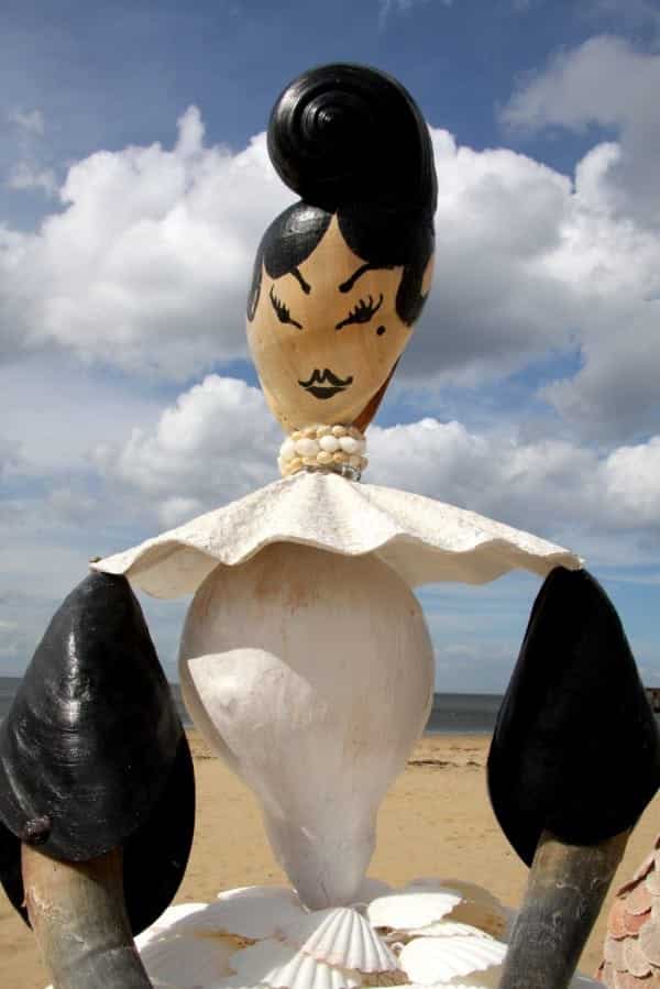 I-made-twelve-life-size-ladies-from-real-shells-8__880-600x899