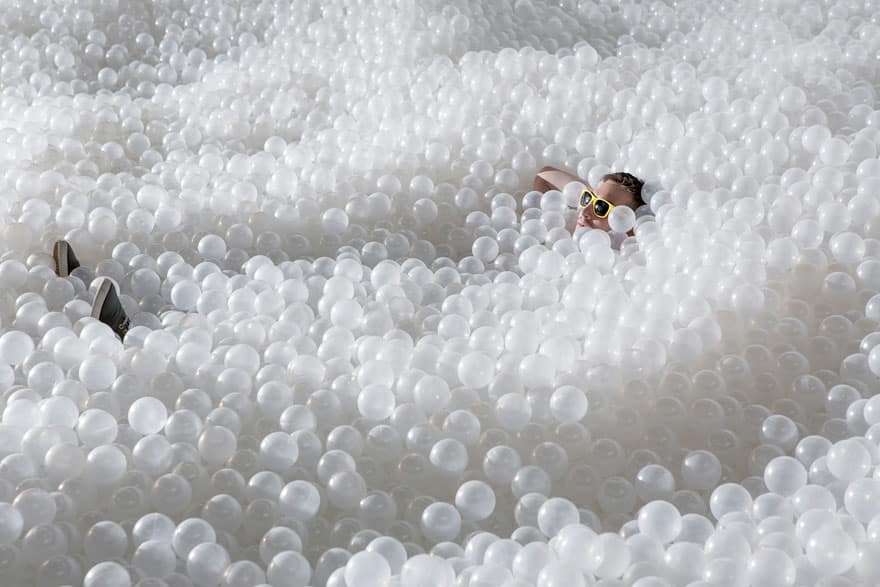 indoor-ball-pit-bubble-ocean-the-beach-snarkitecture-national-building-museum-31