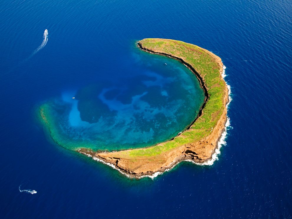 molokini-crater-hawaii_66936_990x742