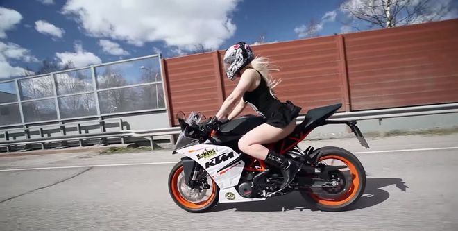 no better way to advertise the ktm rc390 than having a babe riding it video 3