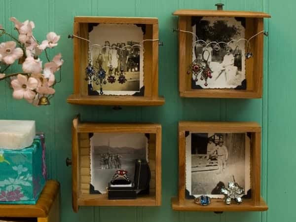 Original_Jennifer-and-Kitty-ONeil-Thrift-Store-Bath-Drawer-Frames_s4x3.jpg.rend_.hgtvcom.1280.960-600x450