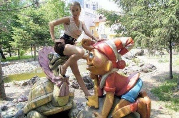 tilestwra.com | 13 άνθρωποι που τους αρέσει να παίζουν με τα… αγάλματα!