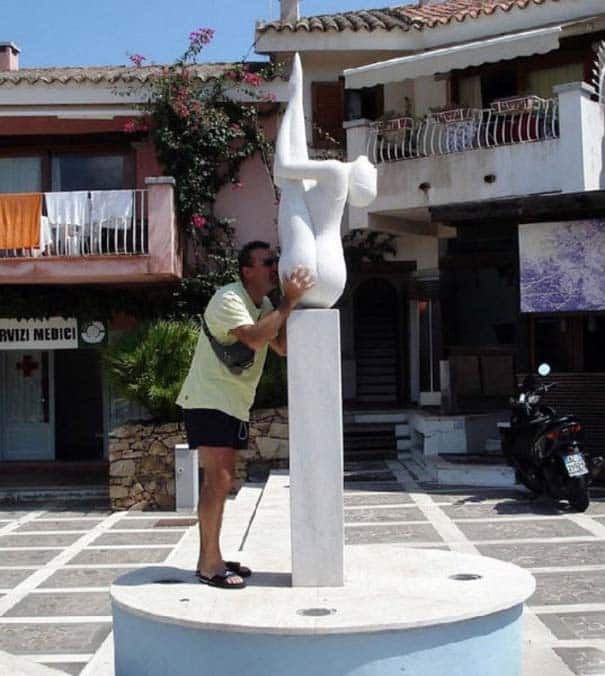 tilestwra.com | 13 άνθρωποι που τους αρέσει να παίζουν με τα… αγάλματα!