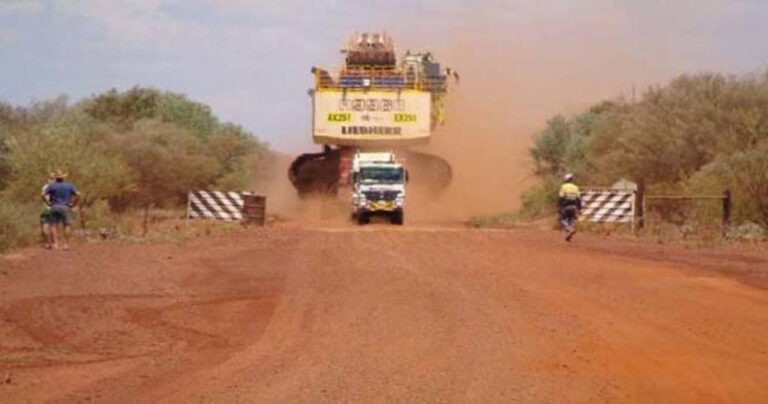 Πως γίνεται η μεταφορά ενός τεράστιου εκσκαφέα;